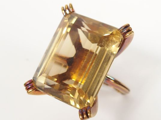 Bague 1950 en or jaune, ornée d'une citrine jaune taille rectangulaire