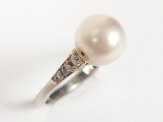 Vente aux enchères Bague en platine ornée d'une perle de culture de 9,5mm de diamètre, ép