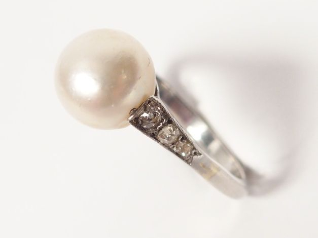Bague en platine ornée d'une perle de culture de 9,5mm de diamètre, ép