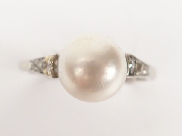 Bague en platine ornée d'une perle de culture de 9,5mm de diamètre, ép