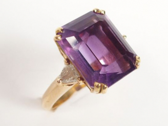Vente aux enchères Bague en or jaune, ornée d'une améthyste taille rectangulaire de 15ct 