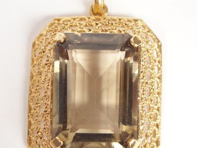 Pendentif monture ajourée en or jaune, ornée d'un quartz jaune-brun re