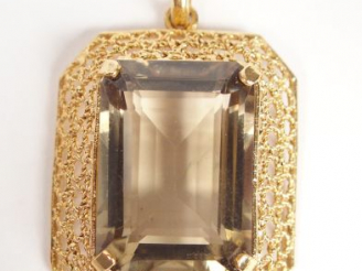 Vente aux enchères Pendentif monture ajourée en or jaune, ornée d'un quartz jaune-brun re