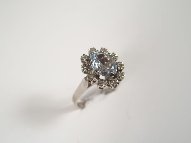 Bague marguerite monture or blanc ornée d'une aigue marine taille oval