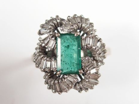 Bague Art déco monture or blanc 14K, en forme de fleur stylisée, ornée