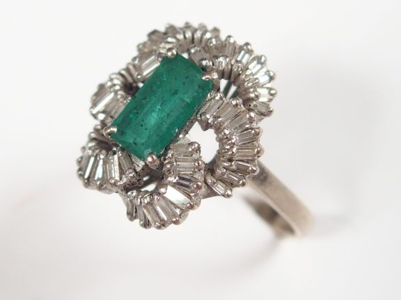 Bague Art déco monture or blanc 14K, en forme de fleur stylisée, ornée