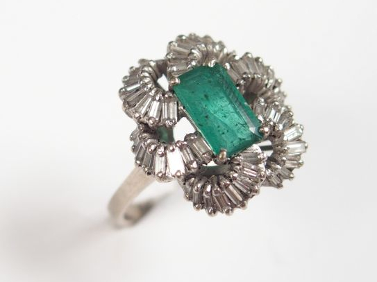 Bague Art déco monture or blanc 14K, en forme de fleur stylisée, ornée