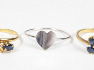 Vente aux enchères 2 bagues en or jaune, saphirs et diamants. On y joint une bague en or 