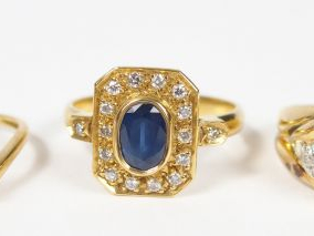 3 bagues en or jaune, saphirs et diamants. Poids tel: 9,4gr