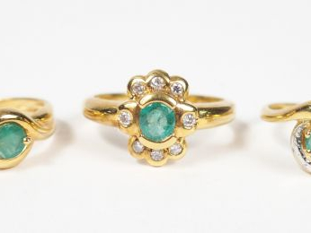 3 bagues en or jaune, émeraudes et diamants. Poids tel: 7,3gr