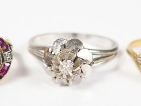 Lot de 3 bagues monture or jaune ou or blanc, ornées de diamants, rubi