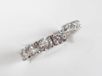 Vente aux enchères Alliance en or blanc, ornée de 17 diamants taille moderne disposés en 