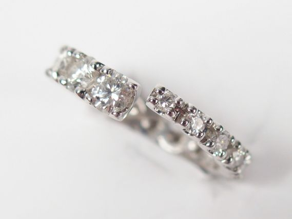 Alliance en or blanc, ornée de 17 diamants taille moderne disposés en 