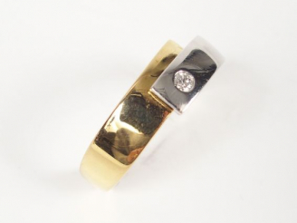 Vente aux enchères Bague contemporaine en or jaune et or blanc, rehaussée d'un diamant ta