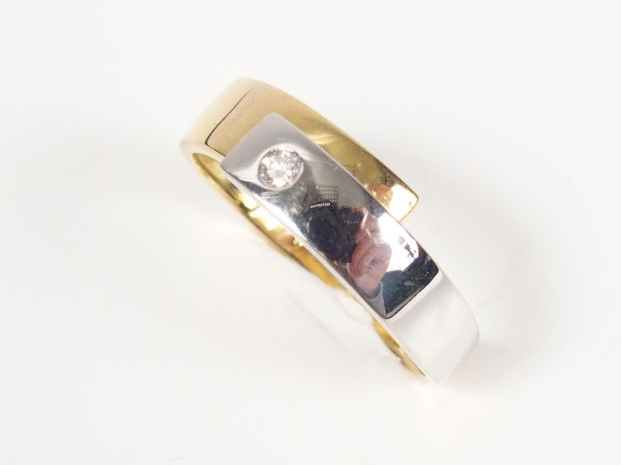 Bague contemporaine en or jaune et or blanc, rehaussée d'un diamant ta