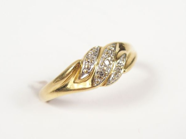 Bague moderne en or jaune et éclats de diamants. TDD 53 Poids tel: 2,2