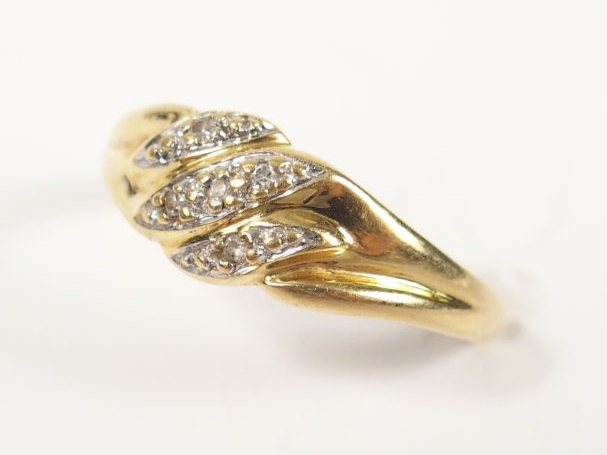 Bague moderne en or jaune et éclats de diamants. TDD 53 Poids tel: 2,2