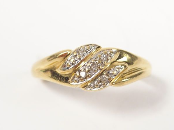 Bague moderne en or jaune et éclats de diamants. TDD 53 Poids tel: 2,2