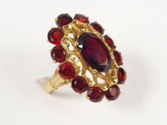 Vente aux enchères Bague Napoléon III en or jaune, ornée en son centre d'un grenat taille