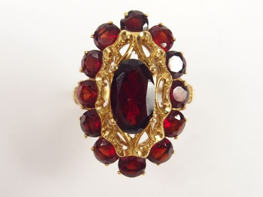 Bague Napoléon III en or jaune, ornée en son centre d'un grenat taille