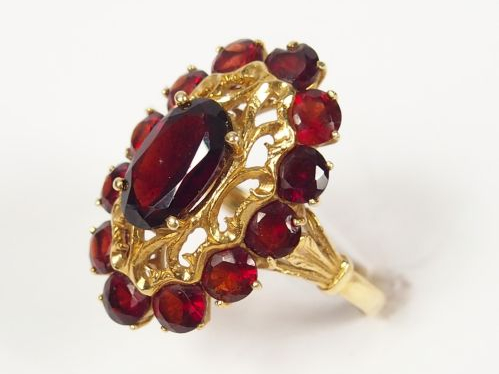 Bague Napoléon III en or jaune, ornée en son centre d'un grenat taille