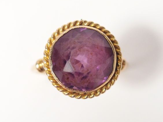 2 bagues monture or jaune, serties d'une pierre violette taille ronde 