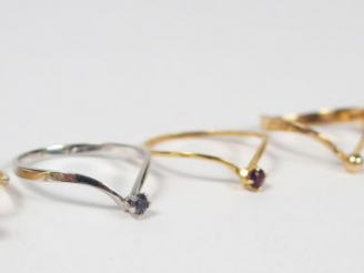 Vente aux enchères Lot de 5 bagues en or jaune ou or blanc, forme tiare, rehaussées de pi