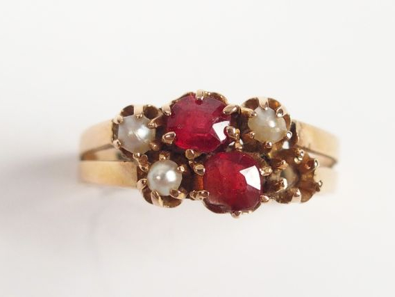 Bague en or jaune et pierres roses ou perles (manques). On y joint 2 b