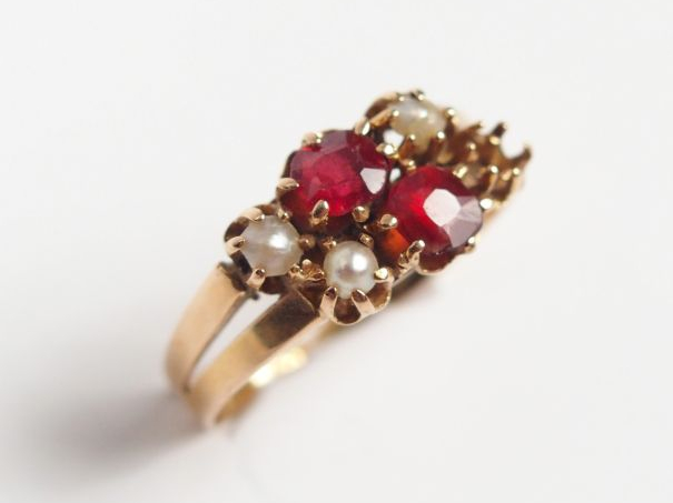 Bague en or jaune et pierres roses ou perles (manques). On y joint 2 b