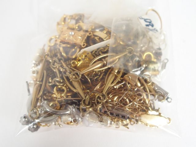Lot de fermoirs, éléments de chaînes, bélières, etc… en plaqué or, fix