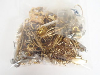 Vente aux enchères Lot de fermoirs, éléments de chaînes, bélières, etc… en plaqué or, fix