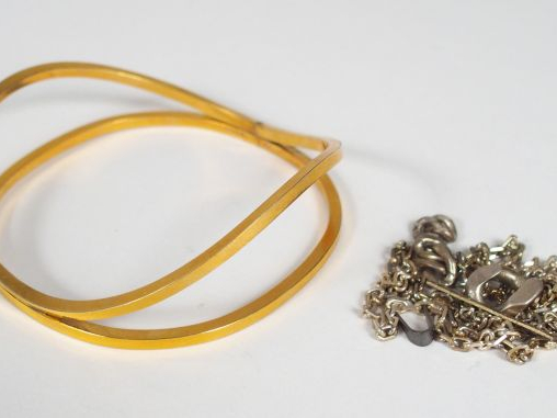 Bracelet jonc moderne en métal doré. On y joint des débris d'argent. P