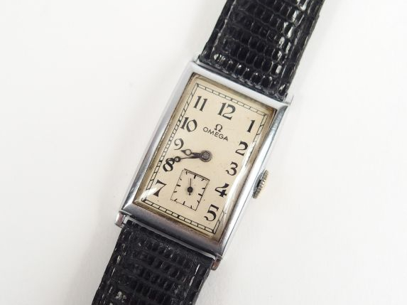 OMEGA. Montre d'homme, boitier rectangulaire acier, chiffres arabes, t