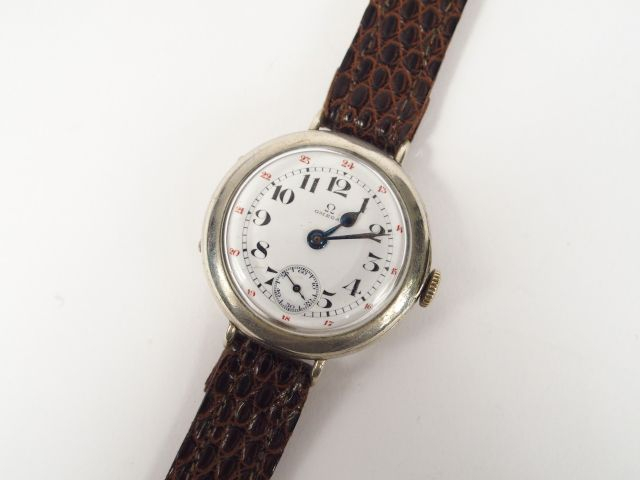 OMEGA. Montre d'homme, boitier rond en métal, cadran émail, chiffres a