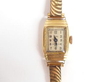 SAM, Fabrication LIP. Montre dame, boitier « tonneau » en or jaune, br