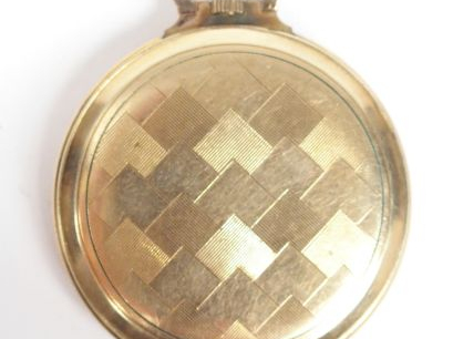 OMEGA. Montre de gousset plate en métal doré, cadran acier brossé, chi