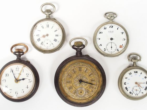 Lot de 5 montres de gousset ou régulateur en métal argenté.