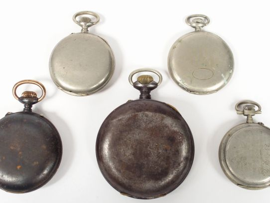 Lot de 5 montres de gousset ou régulateur en métal argenté.