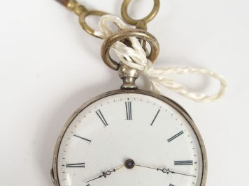 Montre de gousset en argent, cadran émail, chiffres romains, décor gra