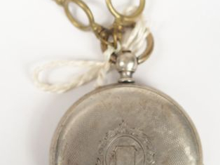 Montre de gousset en argent, cadran émail, chiffres romains, décor gra