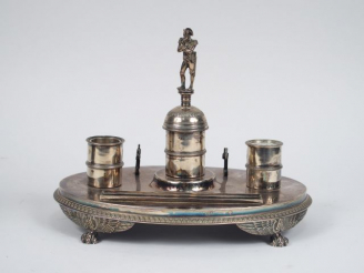 Vente aux enchères Encrier de style Empire en argent, poinçon Vieillard, à décor de frise