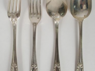 Vente aux enchères Dans un coffret. 12 couverts à entremets de style Louis XVI en argent,