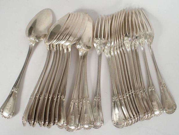 Dans un coffret. 12 couverts à entremets de style Louis XVI en argent,