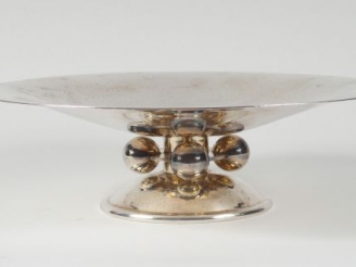 Vente aux enchères CHRISTOFLE. Grande coupe sur talon de style Art Déco en métal argenté 