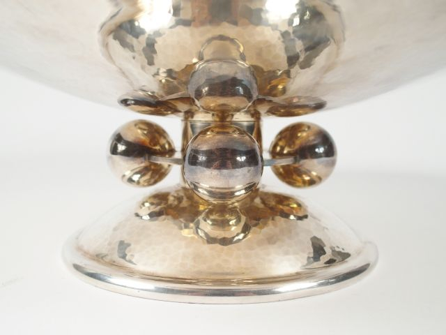 CHRISTOFLE. Grande coupe sur talon de style Art Déco en métal argenté 