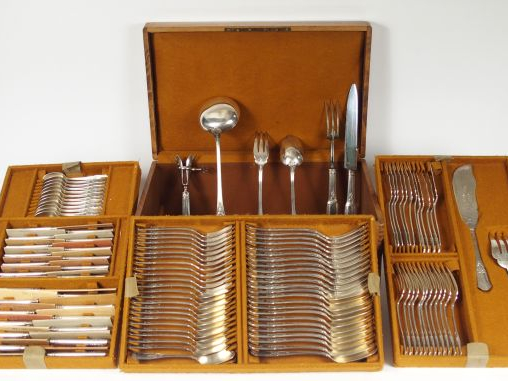 Dans un coffret en chêne. Ménagère de style Louis XVI en argent, poinç