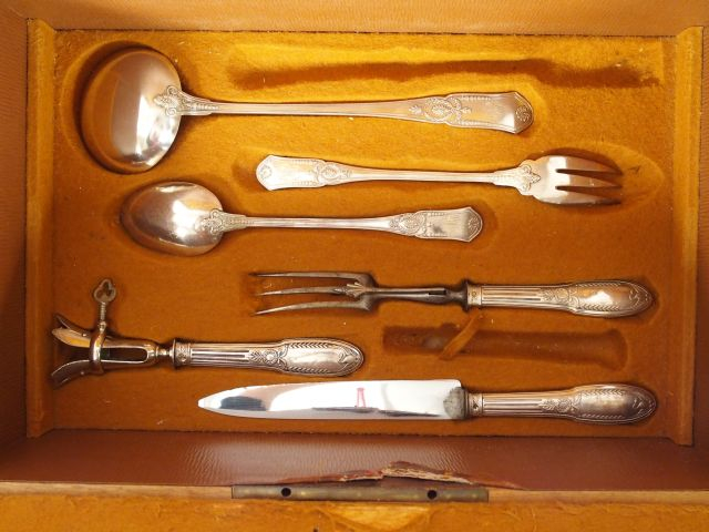 Dans un coffret en chêne. Ménagère de style Louis XVI en argent, poinç