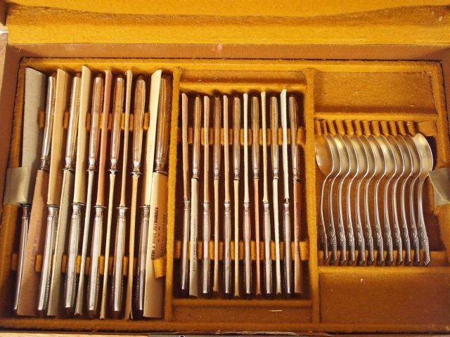 Dans un coffret en chêne. Ménagère de style Louis XVI en argent, poinç