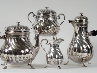 Vente aux enchères Service à thé et à café de style rocaille en argent, poinçon Minerve, 