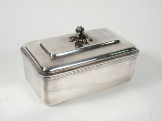 Vente aux enchères Beurrier en argent, poinçon Minerve, prise en forme de fleur.  M.O : E